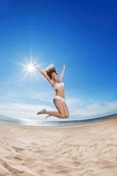 Vrouw aan het strand. meisje op het zand door zee. — Stockfoto