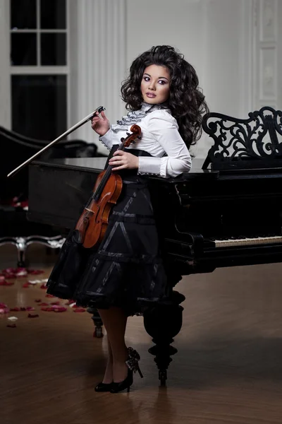 Женщина со скрипкой — стоковое фото