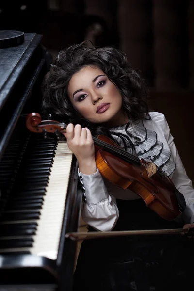바이올린을 가진 여자 — 스톡 사진