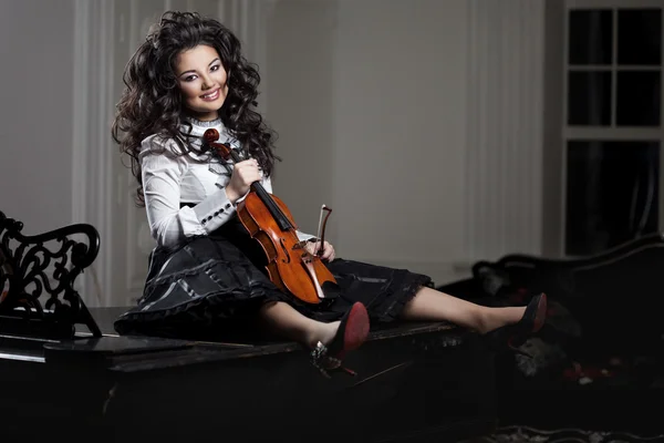 Vrouw met een viool — Stockfoto