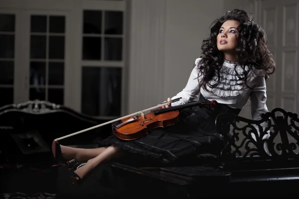 Жінка зі скрипкою — стокове фото