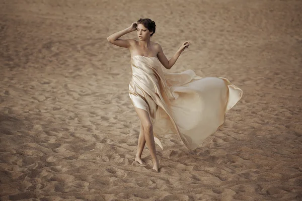 Kobieta latający złota tkaniny — Zdjęcie stockowe