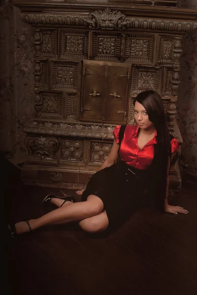Krásná dívka v luxusním interiéru vinobraní — Stock fotografie