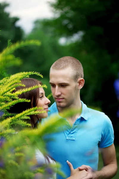 Lovers in the park on a date — Stock Photo, Image