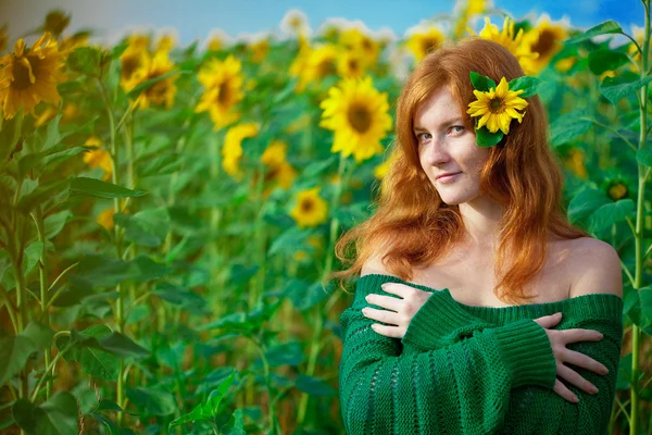 Femeie cu părul roșu cu floarea-soarelui — Fotografie, imagine de stoc