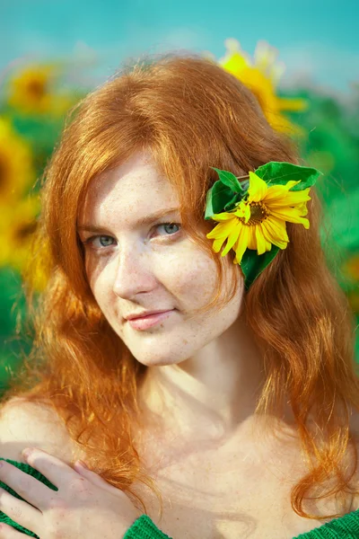 Donna dai capelli rossi con girasoli — Foto Stock