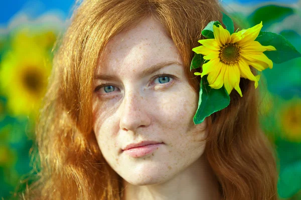 Rudowłosa kobieta o słoneczniki — Zdjęcie stockowe