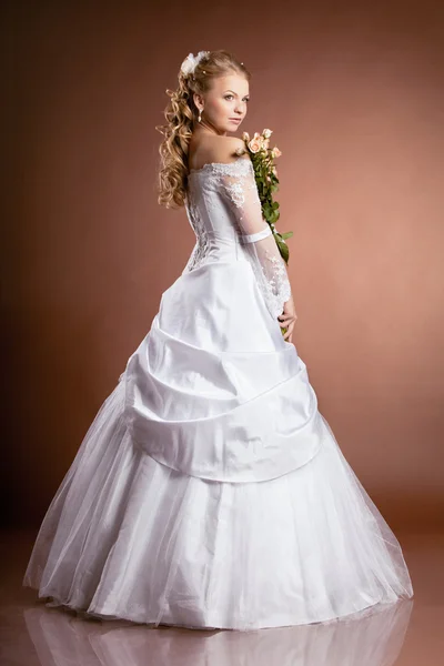 Роскошная невеста со свадебной прической — стоковое фото