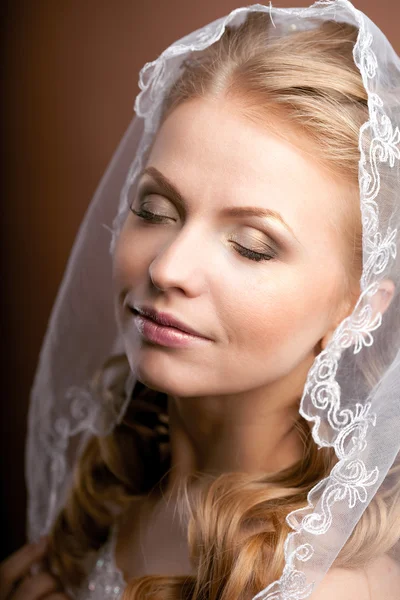 Розкішна наречена з весільною зачіскою — стокове фото