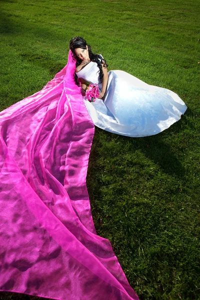 Belleza novia con un largo velo púrpura — Foto de Stock