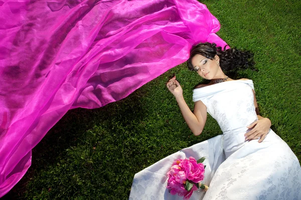 Krásu nevěsty s dlouhou fialový závoj — Stock fotografie