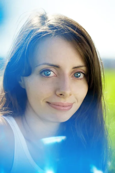 Vrouw met grote ongebruikelijke ogen — Stockfoto