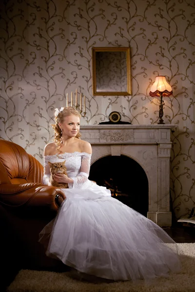 在明亮的背景上的豪华新娘 — 图库照片