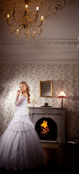Роскошная невеста на ярком фоне — стоковое фото