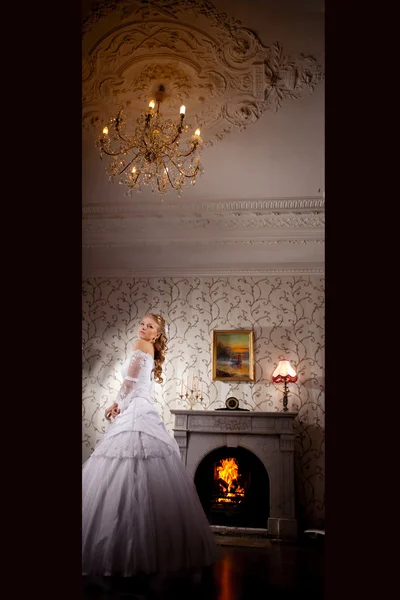 Роскошная невеста на ярком фоне — стоковое фото