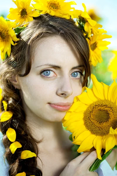 Γυναίκα με μπλε μάτια με ηλιοτρόπια — Φωτογραφία Αρχείου