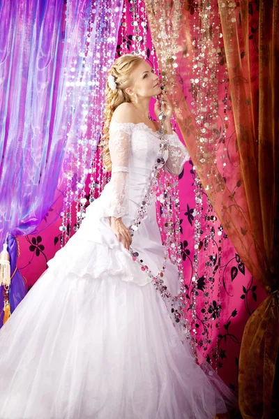明るい背景に豪華な花嫁 — ストック写真