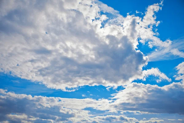 Блакитне небо і білі хмари — стокове фото