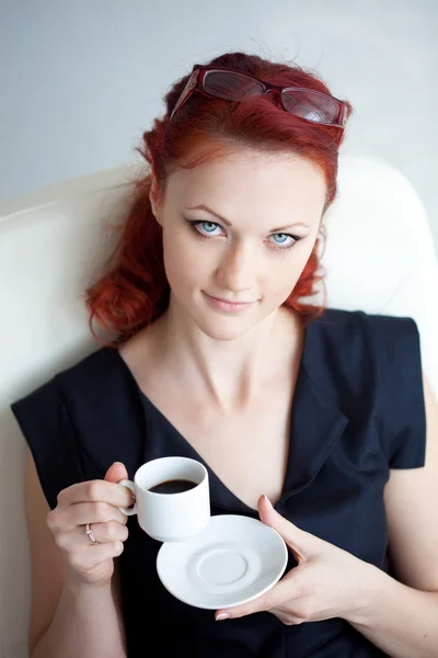 Redheaded woman in the workplace — Stock Photo, Image