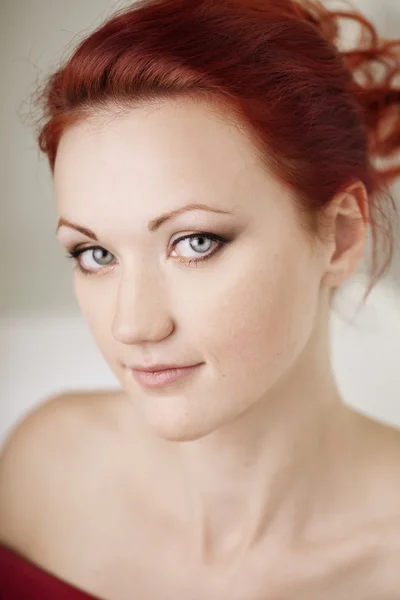 Lusso bella donna dai capelli rossi — Foto Stock