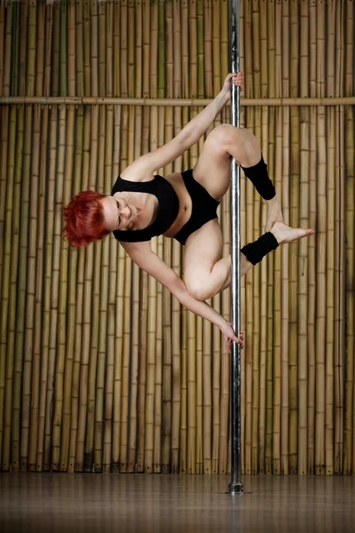 Sexy pole dance femme — Photo