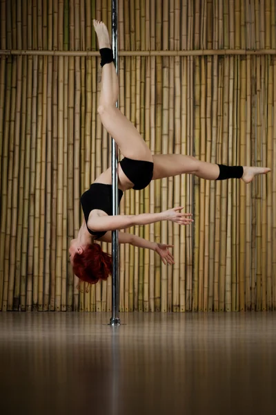 Sexy pole dance donna — Foto Stock