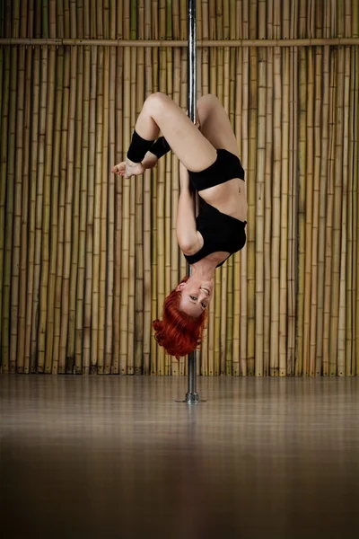 Sexy mujer pole dance . — Foto de Stock