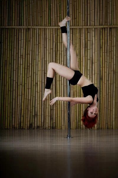 Sexy pole dance mulher — Fotografia de Stock