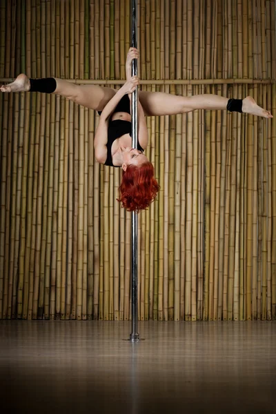 Sexy pole dance mulher — Fotografia de Stock