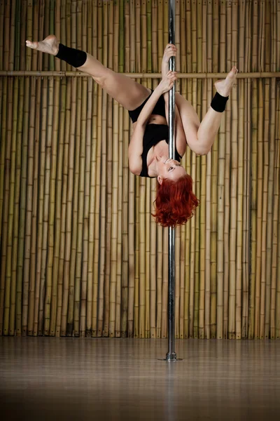 Sexy mujer pole dance —  Fotos de Stock