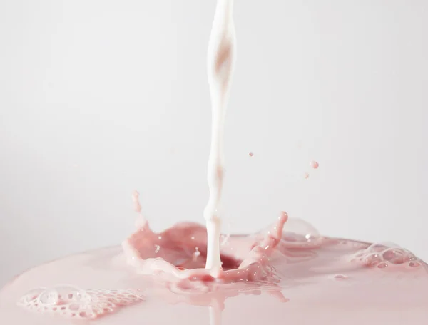 Skvätt frukt mjölk cocktail — Stockfoto