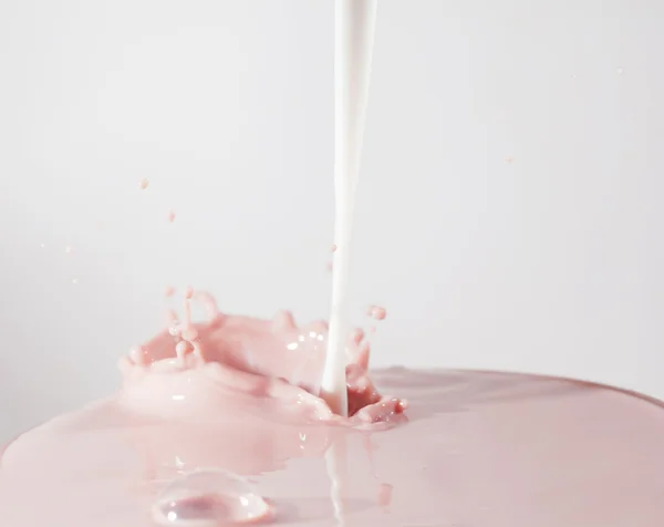 Skvätt frukt mjölk cocktail — Stockfoto