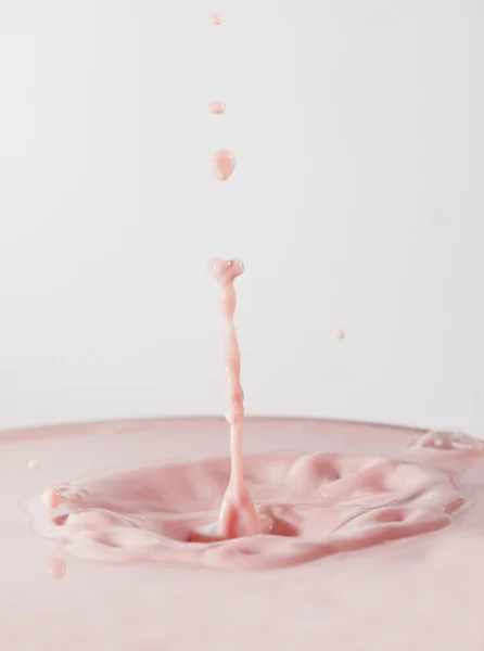 フルーツのスプラッシュ ミルク カクテル — ストック写真