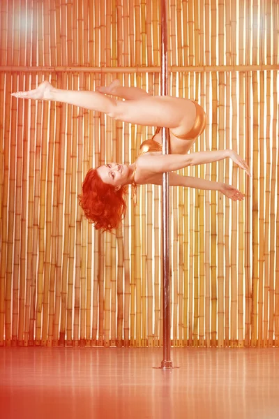 Sexig pole dance kvinna. — Stockfoto