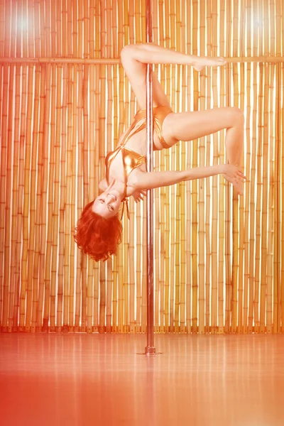 Sexy pole dance mulher . — Fotografia de Stock