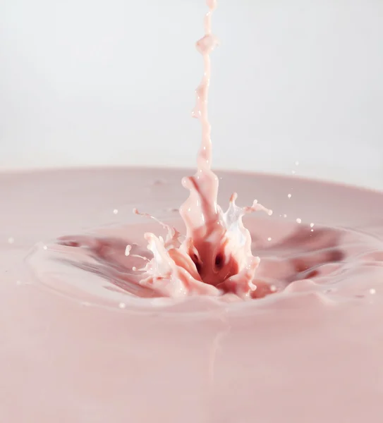 フルーツのスプラッシュ ミルク カクテル — ストック写真