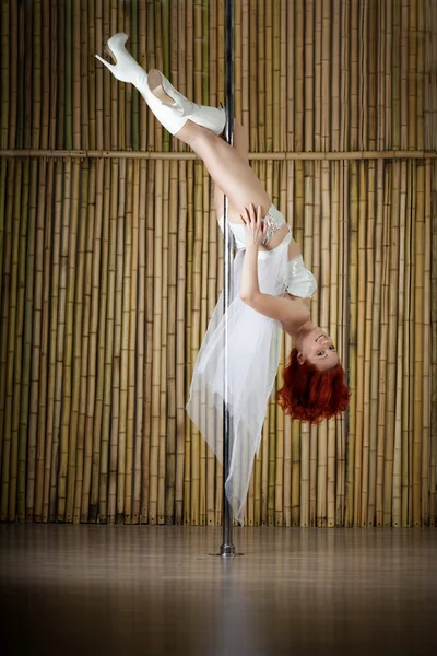 Sexy pole dance mulher . — Fotografia de Stock