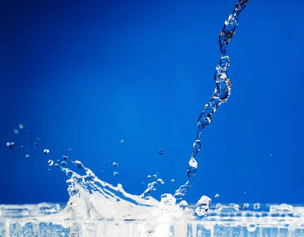 Splash em um fundo azul — Fotografia de Stock