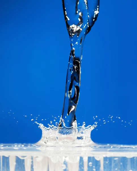 Splash su sfondo blu — Foto Stock