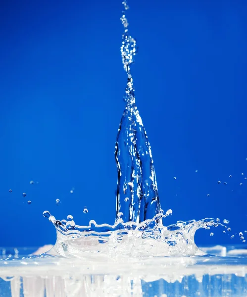 Splash em um fundo azul — Fotografia de Stock