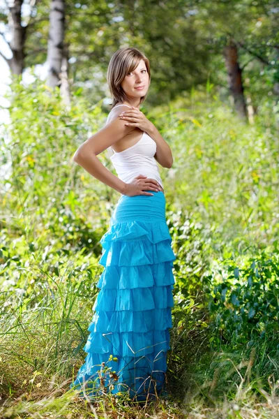 Menina bonita em uma floresta de verão — Fotografia de Stock