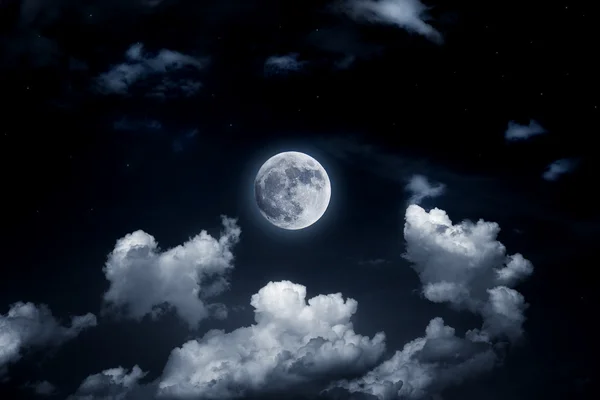 Jasne full moon w gwiaździste niebo — Zdjęcie stockowe