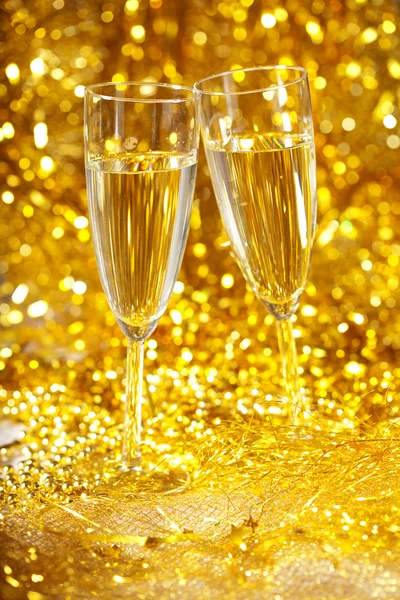 Šampaňské proti zářící bokeh — Stock fotografie