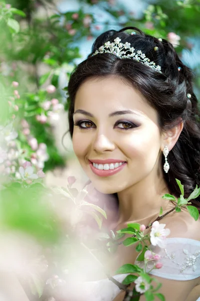 Belle mariée dans un jardin fleuri Images De Stock Libres De Droits