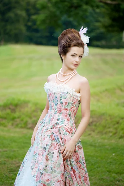 Princesa en un vestido vintage en la naturaleza Fotos de stock