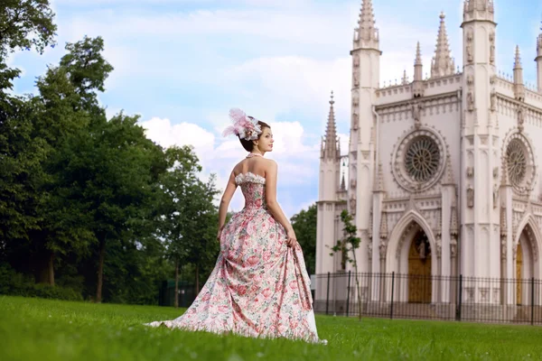 Princesse en robe vintage devant le château magique Images De Stock Libres De Droits