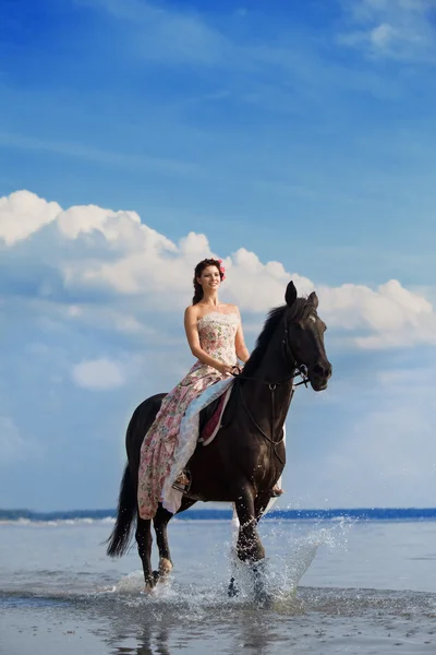 Женщина на лошади у моря Лицензионные Стоковые Изображения