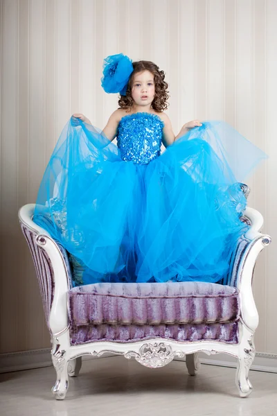 Sevimli küçük kız, bir çocuk elbise Stok Fotoğraf