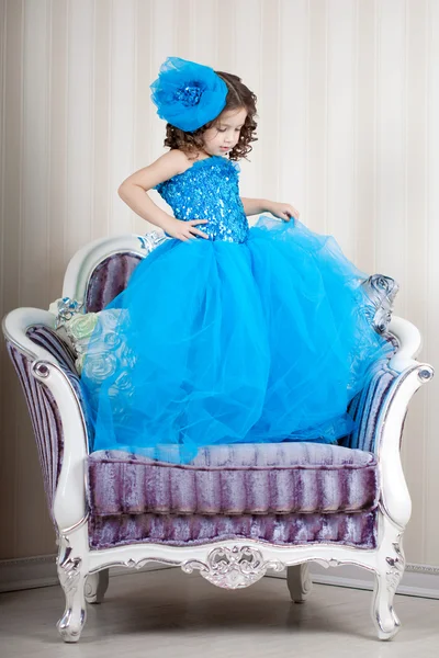Niedliches kleines Mädchen, ein Kind im Kleid lizenzfreie Stockfotos