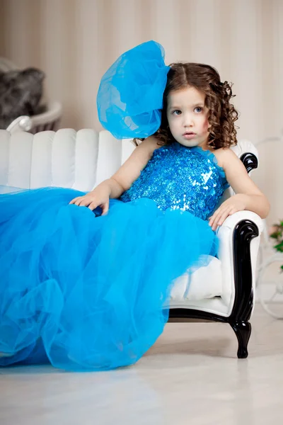Sevimli küçük kız, bir çocuk elbise Stok Fotoğraf